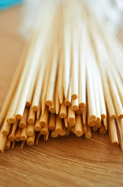 Ein Selektiver Fokus Vertikale Aufnahme Eines Bündels Von Runden Bambus — Stockfoto