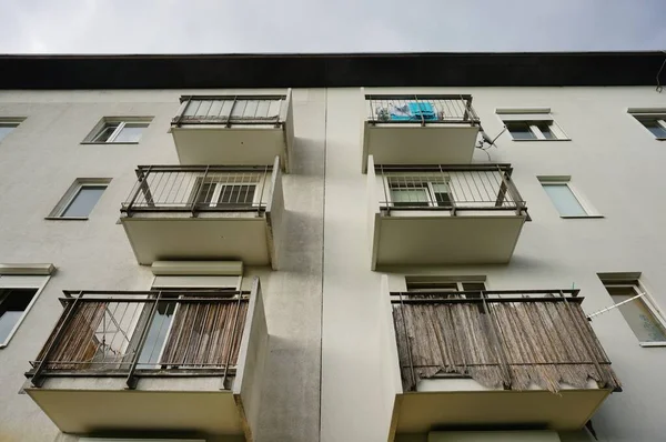 Низький Кут Знімка Квартири Балконами — стокове фото