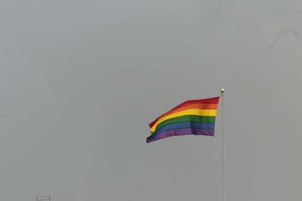 Primer Plano Bajo Ángulo Bandera Lgbt Ondeando Cielo Gris — Foto de Stock