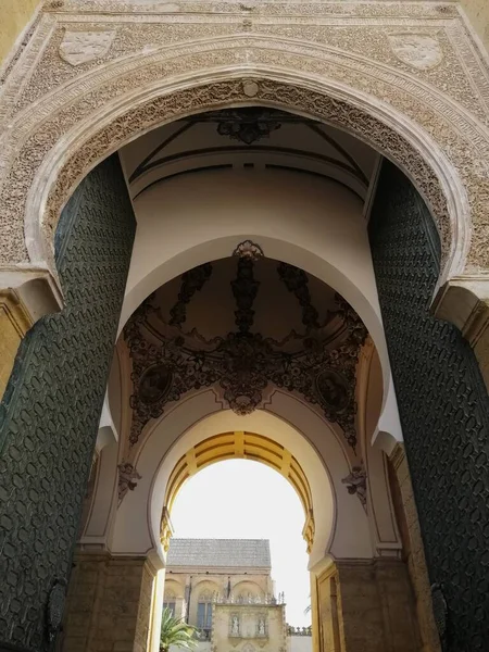 Plano Bajo Ángulo Los Arcos Edificio Histórico Córdoba España — Foto de Stock