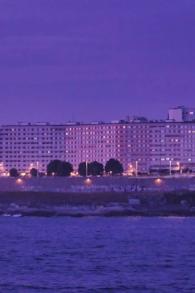 Pionowy Obraz Morza Otoczony Apartamentowcami Wieczorem Coruna Hiszpania — Zdjęcie stockowe