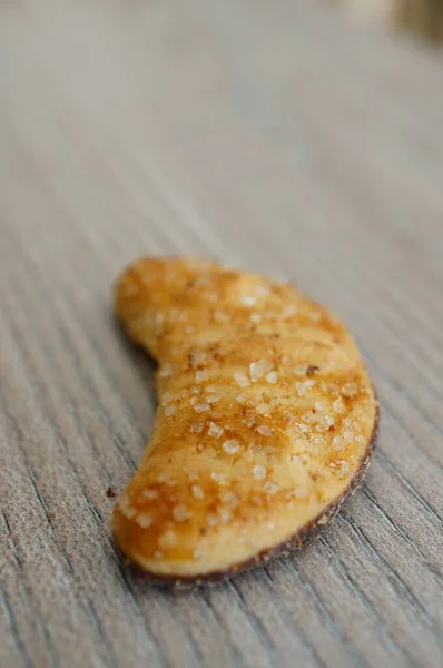 Tiro Vertical Biscoito Assado Uma Superfície Madeira — Fotografia de Stock