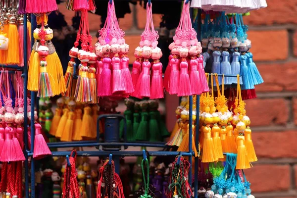 Close Decorações Chinesas Coloridas Com Uma Parede Tijolo Fundo — Fotografia de Stock