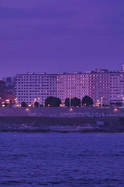 西班牙科鲁纳的一幅垂直的海图片 傍晚时分 公寓大楼环抱着它 — 图库照片