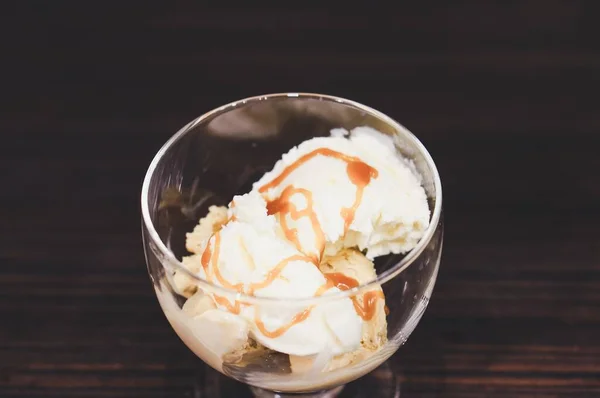 ガラスのカップをアイスクリームの選択的フォーカスショット — ストック写真