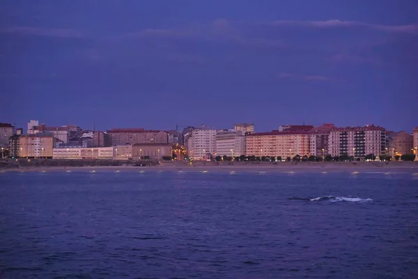 西班牙阿考鲁纳的夜晚 大海被公寓楼包围着 — 图库照片