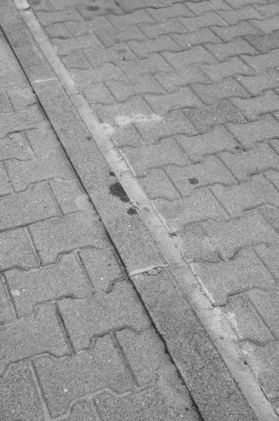 Вертикальный Снимок Серого Края Тротуара Днем — стоковое фото