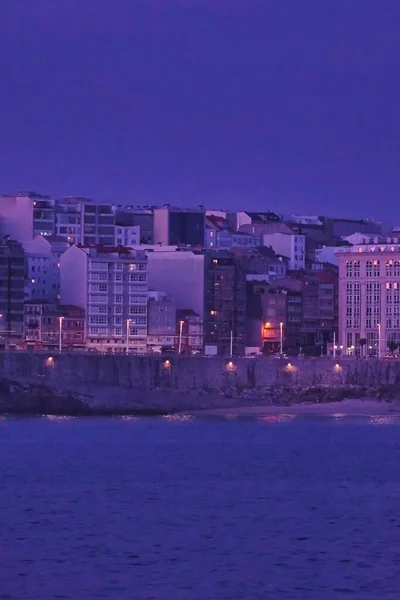 Una Imagen Vertical Edificios Residenciales Cerca Del Mar Por Noche — Foto de Stock