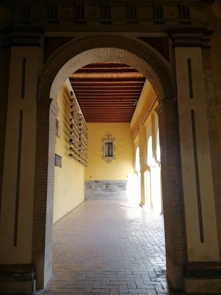 スペインのコルドバの歴史的建造物のアーチの垂直低角度ショット — ストック写真