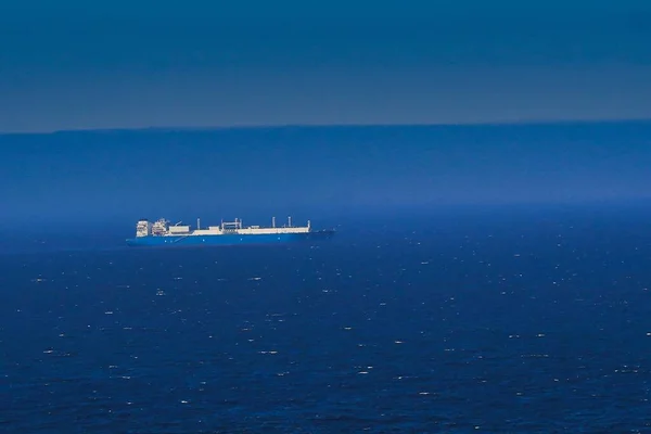 Tiro Ângulo Alto Grande Navio Navegando Mar Azul Perto Coruna — Fotografia de Stock