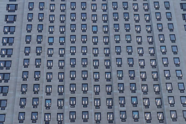 Низький Кут Пострілу Високої Будівлі Вікнами Світлодіодним Світлом Всередині — стокове фото