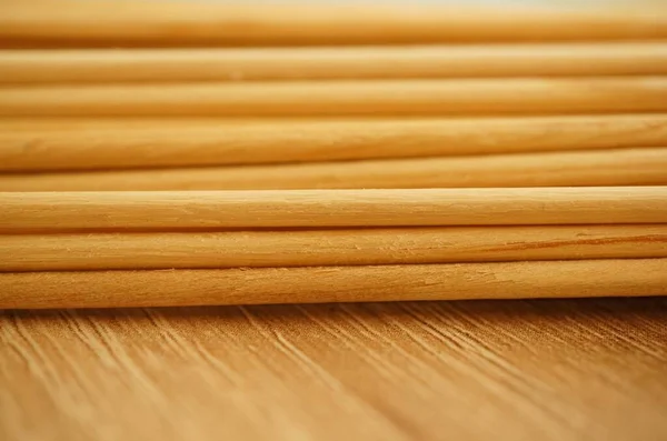 Zbliżenie Ujęcie Wiązki Okrągłych Bambusowych Patyczków Grillowania Zamazanym Tłem — Zdjęcie stockowe
