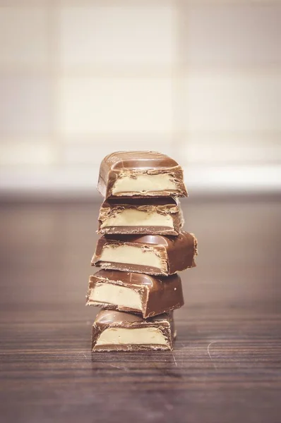 Disparo Vertical Una Barra Chocolate Rodajas Apiladas Una Encima Otra —  Fotos de Stock