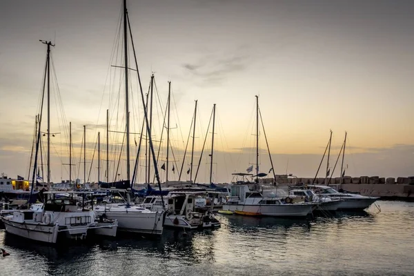 Die Hafen Geparkten Boote Während Des Sonnenuntergangs — Stockfoto