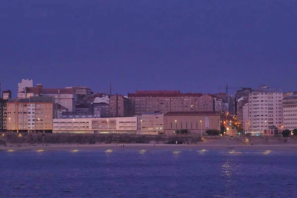 西班牙阿考鲁纳的夜晚 大海被公寓楼包围着 — 图库照片