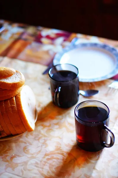 Hermoso Trago Dos Tazas Una Mesa Durante Desayuno — Foto de Stock