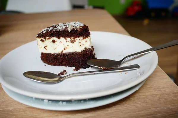 Μια Φέτα Κέικ Σοκολάτας Λευκό Πιάτο — Φωτογραφία Αρχείου