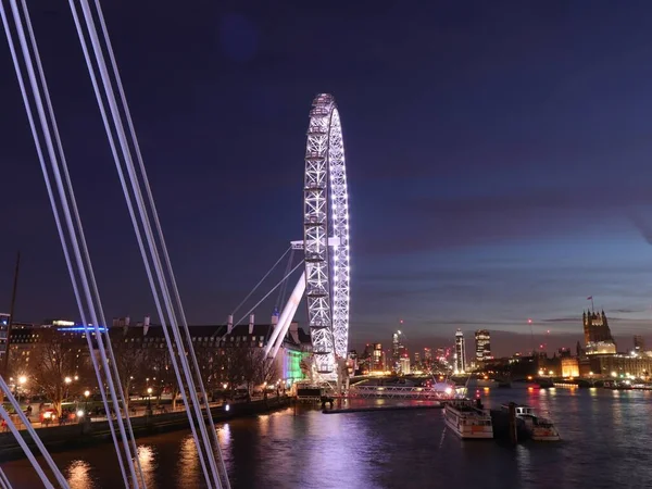 Londra Nın Güzel Bir Görüntüsü Thames Nehrinin Yanında Gece Gökyüzüne — Stok fotoğraf