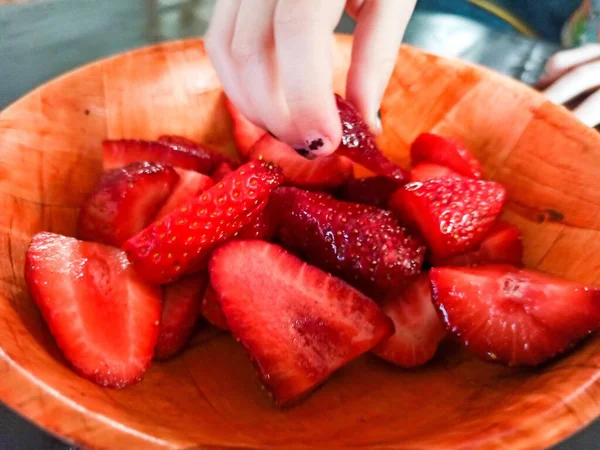 Closeup Shot Fresh Sliced Strawberries Wooden Bowl — Stock Photo, Image