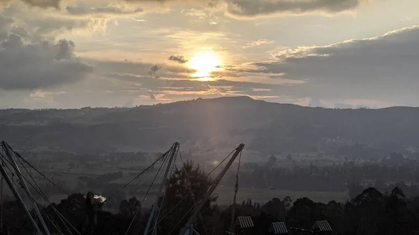 Panoramatický Záběr Krásného Západu Slunce Nad Údolím Mraků Stříbrnou Podšívkou — Stock fotografie