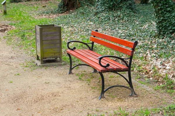 Tiro Ângulo Largo Banco Lado Uma Lata Lixo Parque — Fotografia de Stock