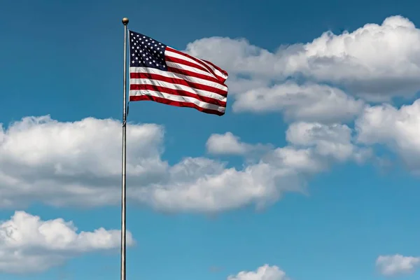 Close Bandeira Americana Acenando Sob Céu Nublado — Fotografia de Stock