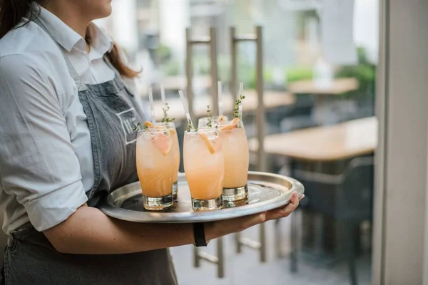 Primo Piano Cameriere Che Serve Cocktail Con Arance Fresche Vassoio — Foto Stock