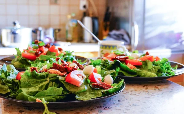 Närbild Mjuk Fokus Skott Hälsosamma Salladsrätter Ett Köksbord — Stockfoto