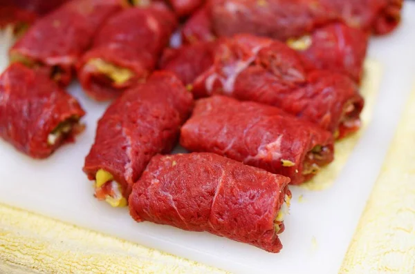 Tiro Foco Seletivo Carne Rolo Não Cozida Com Especiarias Aromatizadas — Fotografia de Stock