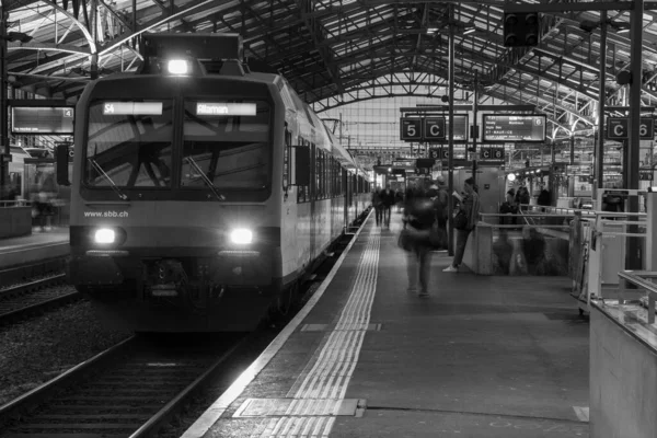 Uma Foto Escala Cinza Trem Pessoas Estação Ferroviária — Fotografia de Stock