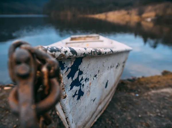 背景がぼやけている古い錆びたボートの選択的な焦点ショット — ストック写真