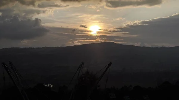 渓谷の美しい夕日と銀の裏地の雲のパノラマのショット — ストック写真
