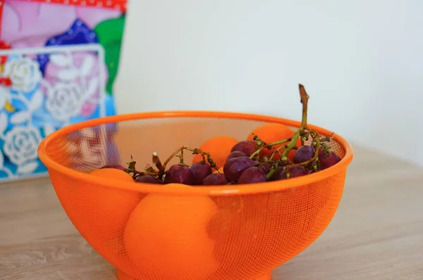 Una Ciotola Arancione Uva Arance Tavolo Legno — Foto Stock
