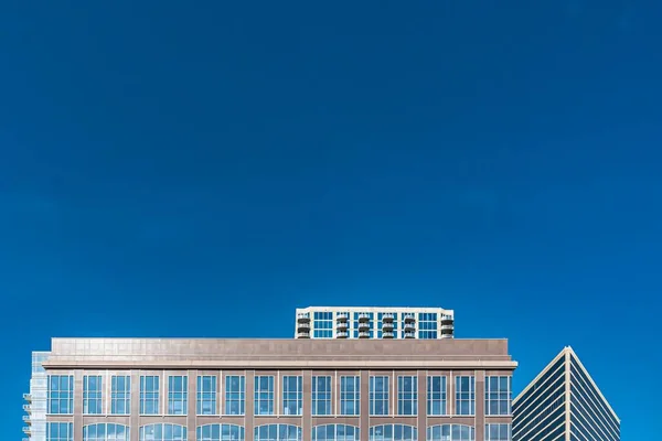 Низкоугольный Снимок Высокого Стекла Кирпичных Зданий Ясным Голубым Небом — стоковое фото