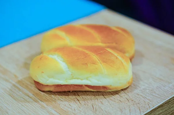 Close Pão Recém Assado Uma Mesa Com Fundo Embaçado — Fotografia de Stock