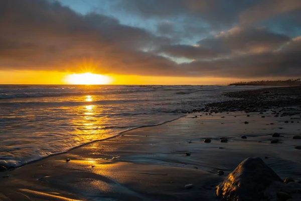 Eine Wunderschöne Szenerie Des Sonnenuntergangs Der Sich Meer Spiegelt — Stockfoto