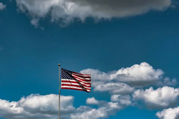 Detailní Záběr Americké Vlajky Vlnící Vzduchu Pod Zataženou Oblohou — Stock fotografie