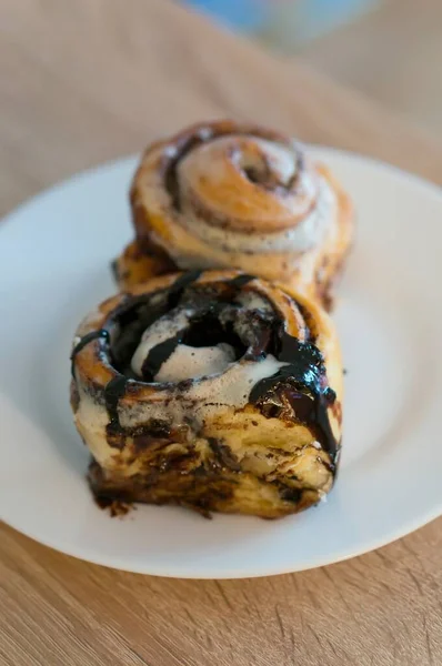 Primer Plano Vertical Deliciosos Rollos Canela Sobre Plato Blanco Con — Foto de Stock