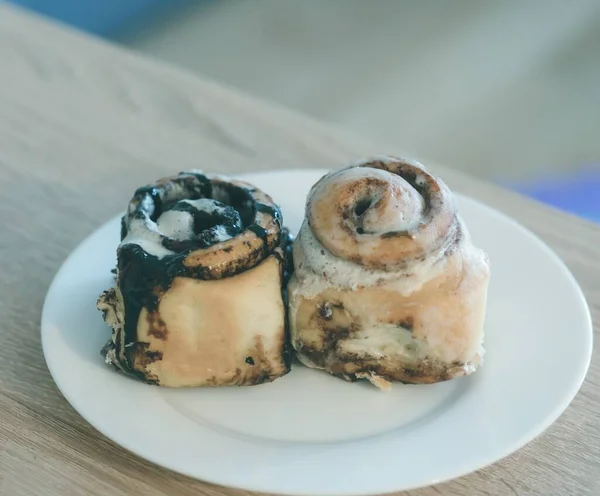 Primer Plano Deliciosos Rollos Canela Recubiertos Con Glaseado Vainilla Con —  Fotos de Stock