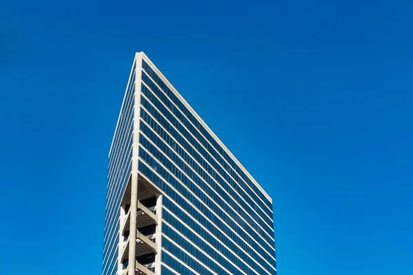 Unghi Scăzut Clădiri Înalte Sticlă Sub Cer Albastru Tulbure — Fotografie, imagine de stoc