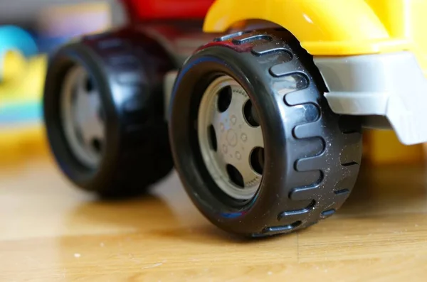Tiro Foco Seletivo Uma Roda Plástico Carro Brinquedo Com Fundo — Fotografia de Stock
