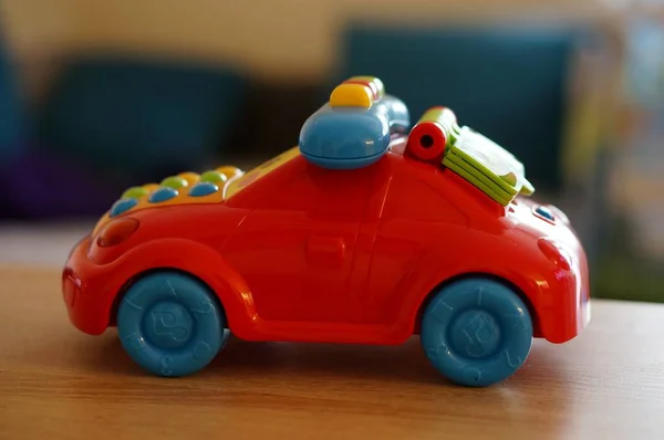 Tiro Foco Raso Pequeno Carro Brinquedo Plástico Uma Mesa Com — Fotografia de Stock