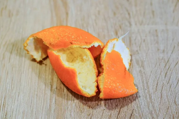 Gros Plan Une Peau Orange Sur Une Table Avec Fond — Photo