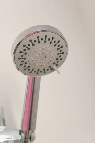 Eine Vertikale Nahaufnahme Eines Metallenen Duschkopfes Badezimmer Mit Weißem Hintergrund — Stockfoto