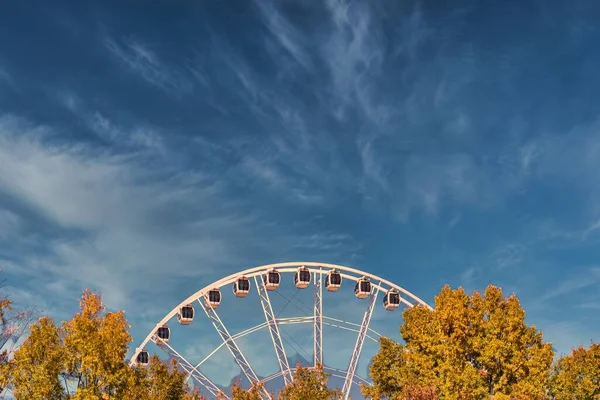 Closeup Shot Ferris Wheel Trees Blue Cloudy Sky — Stock Photo, Image