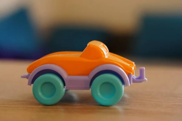 Tiro Foco Raso Pequeno Carro Brinquedo Plástico Uma Mesa Com — Fotografia de Stock