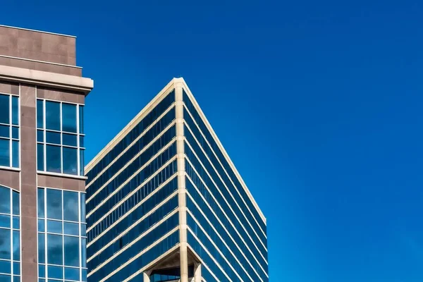 Eine Flache Aufnahme Von Hohen Glasgebäuden Unter Einem Blauen Bewölkten — Stockfoto