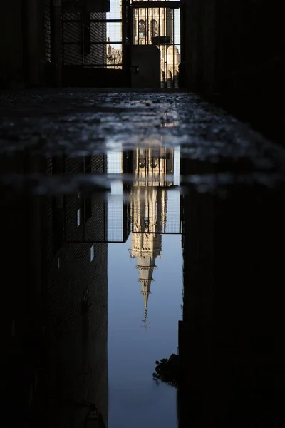 Reflet Cathédrale Tolède Dans Une Flaque Eau Une Ruelle Sombre — Photo