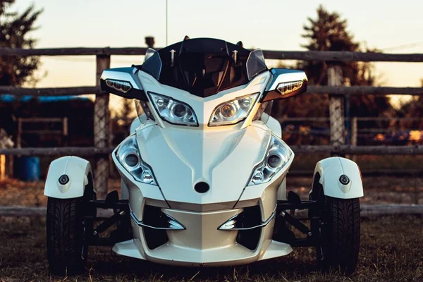 Una Hermosa Toma Bici Quad Deportiva Plateada Campo Frente Una — Foto de Stock