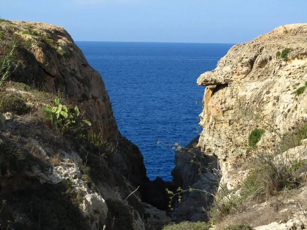 马耳他群岛戈佐 Gharb Wied Mielah 白天的一块V形岩石和一片清澈的大海 — 图库照片